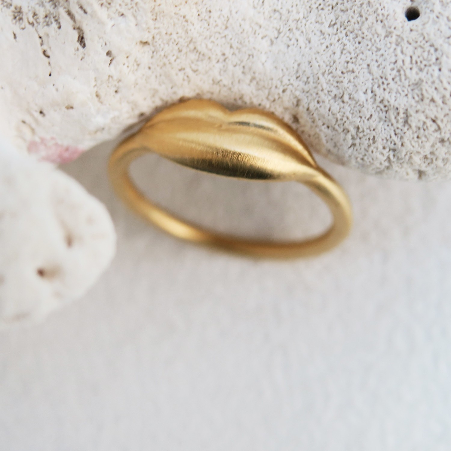 BAGUE DORÉE  DALÍ, JEWELRY BY JOIDART, LÈVRES 2