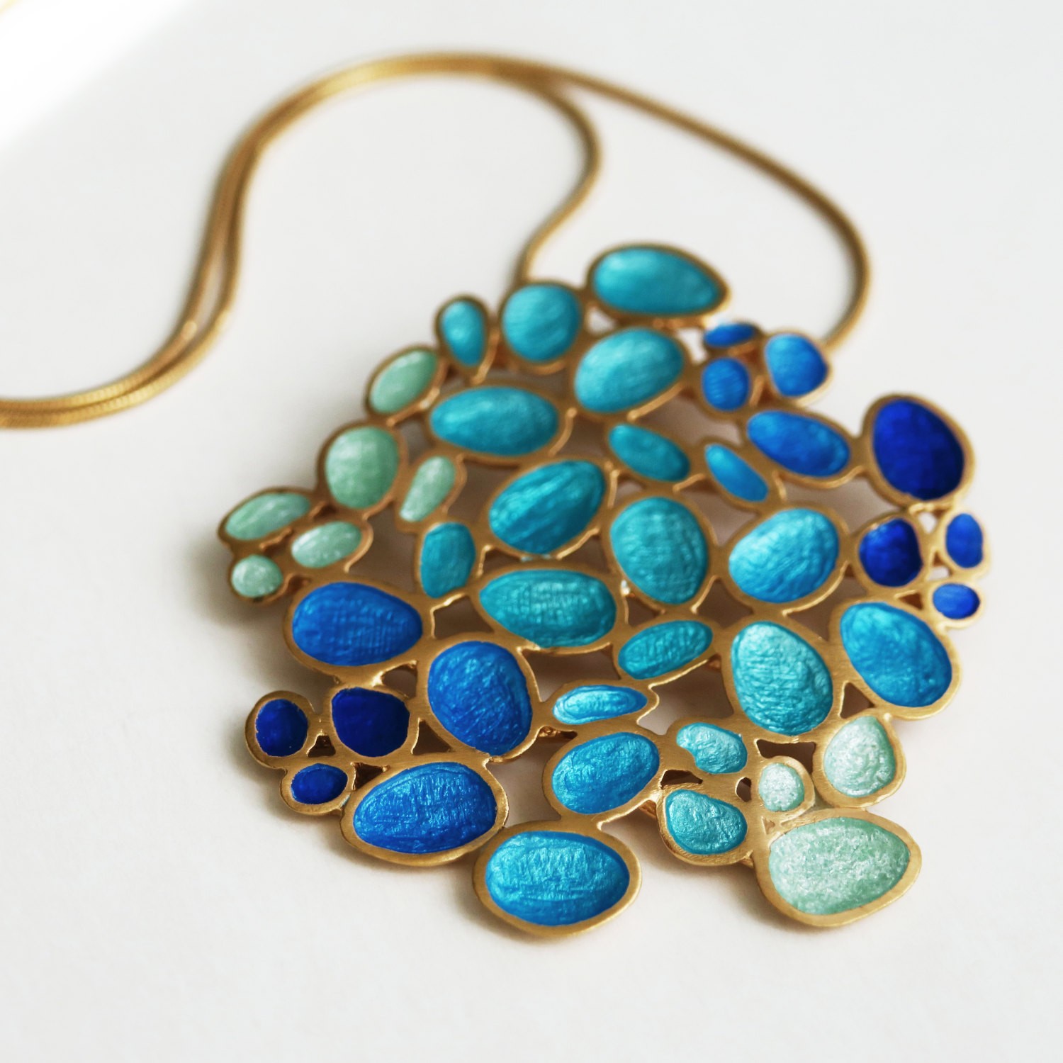 COLLAR CON COLGANTE GRANDE DORADO GAUDÍ JEWELRY FRUITS 2
