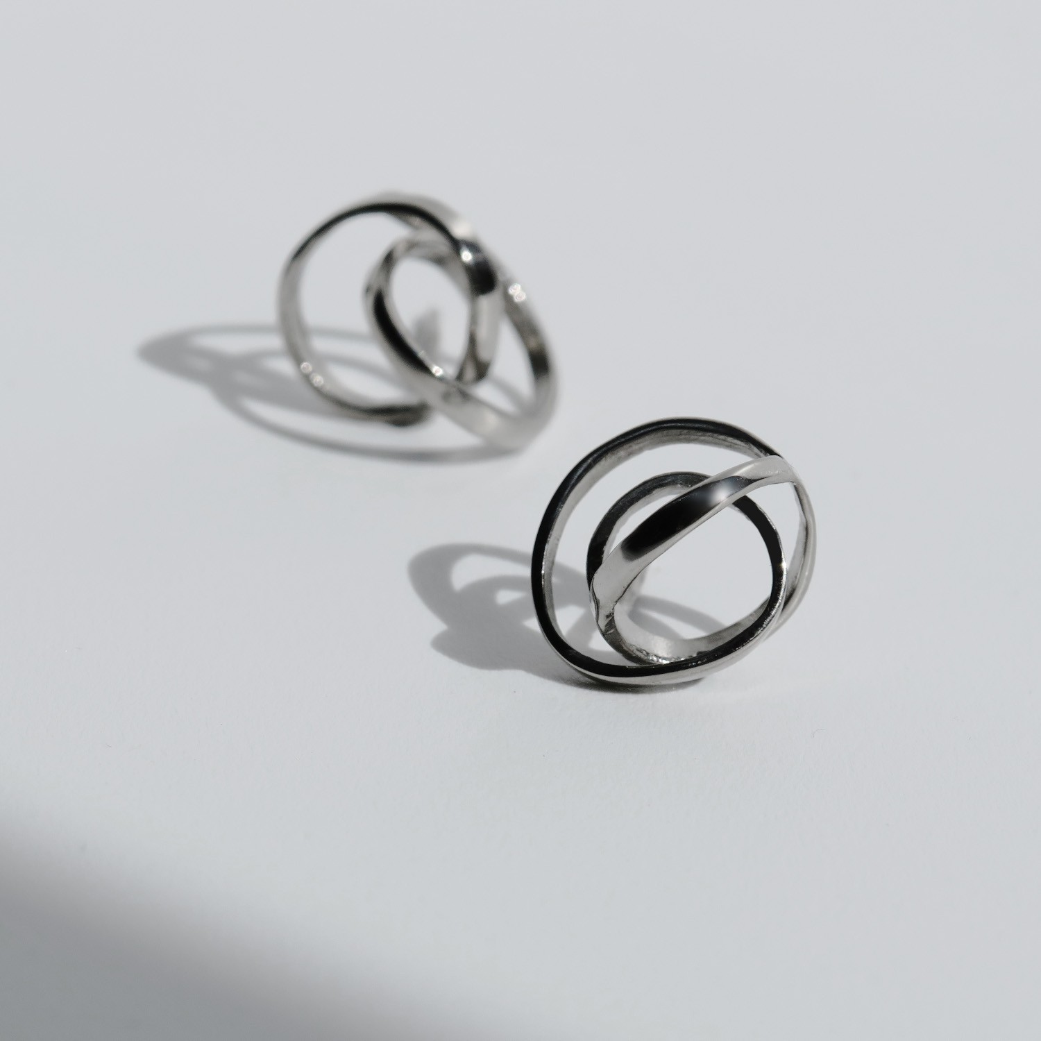 PENDIENTES PLATEADOS PEQUEÑOS EMBOLIC 3