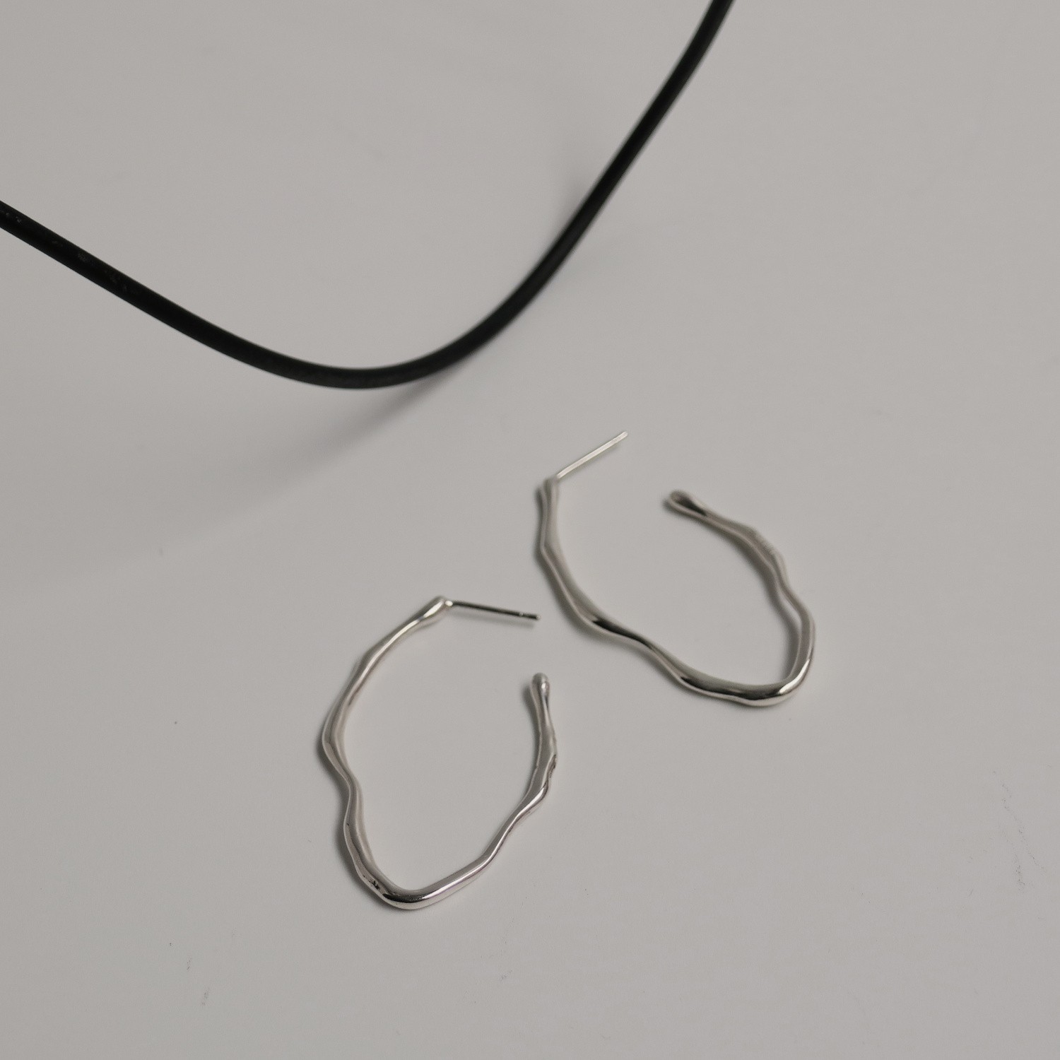 MEDIUM SILVER-PLATED OVAL HOOP EARRINGS CLARA 4