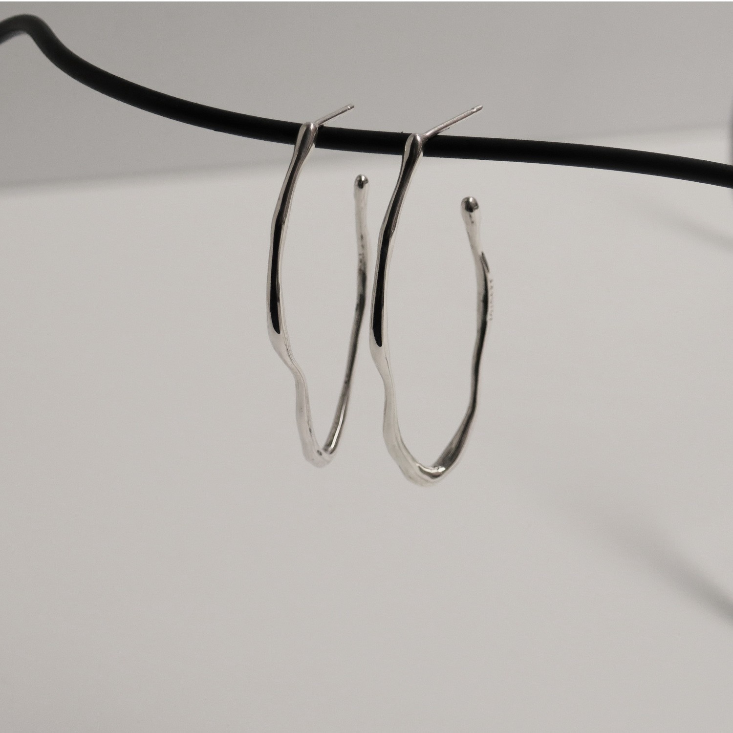 MEDIUM SILVER-PLATED OVAL HOOP EARRINGS CLARA 3