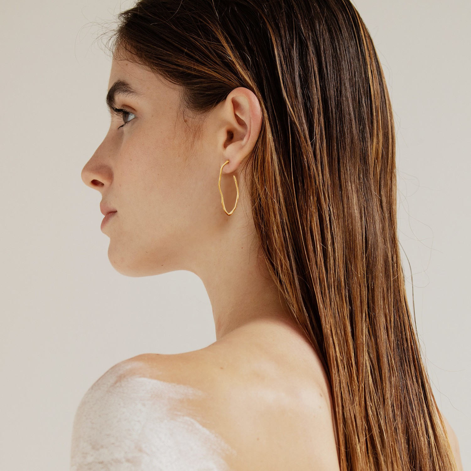 MEDIUM GOLDEN OVAL HOOPS EARRINGS CLARA