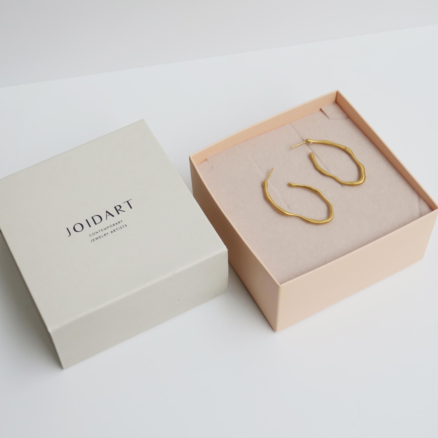 MEDIUM GOLDEN OVAL HOOPS EARRINGS CLARA