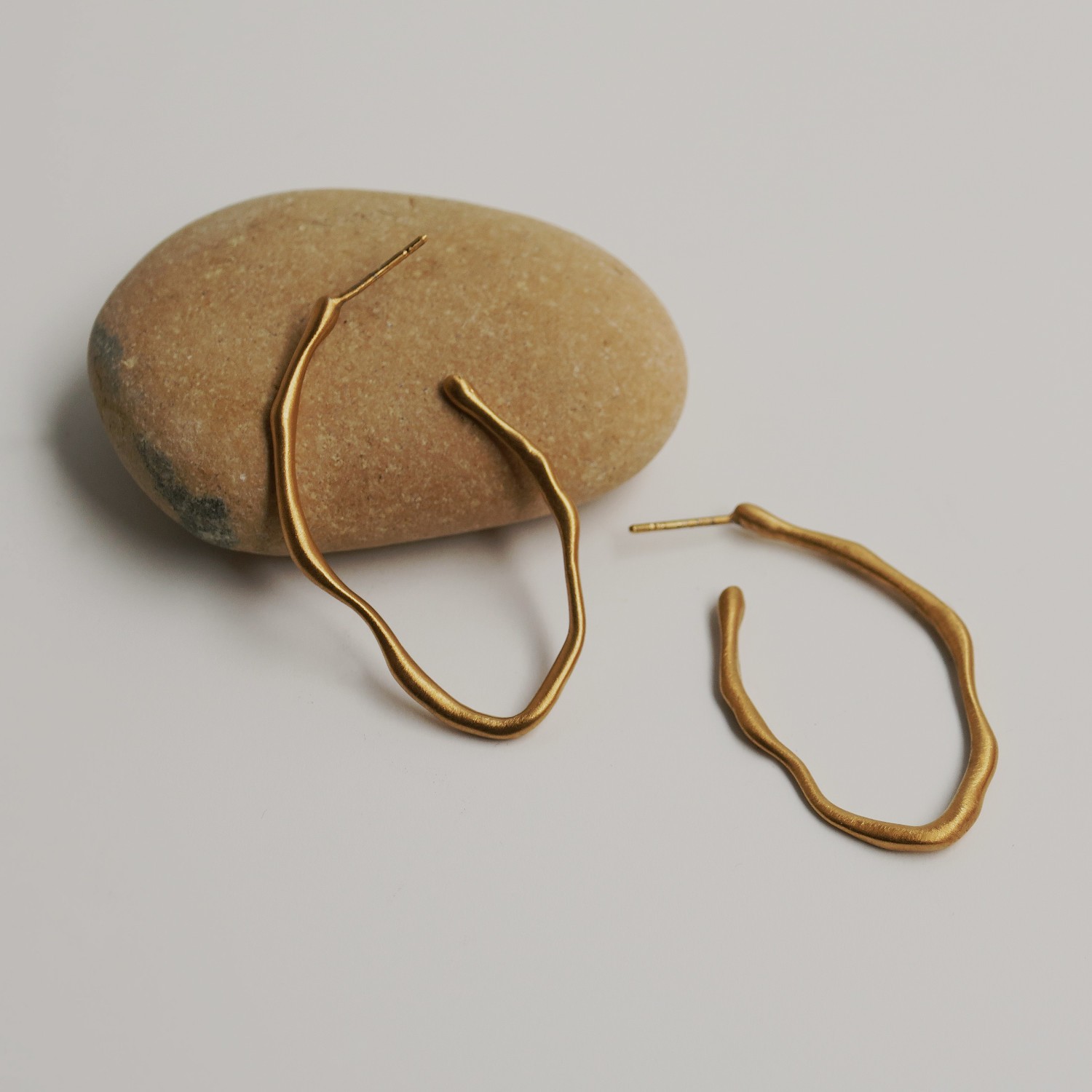 MEDIUM GOLDEN OVAL HOOPS EARRINGS CLARA