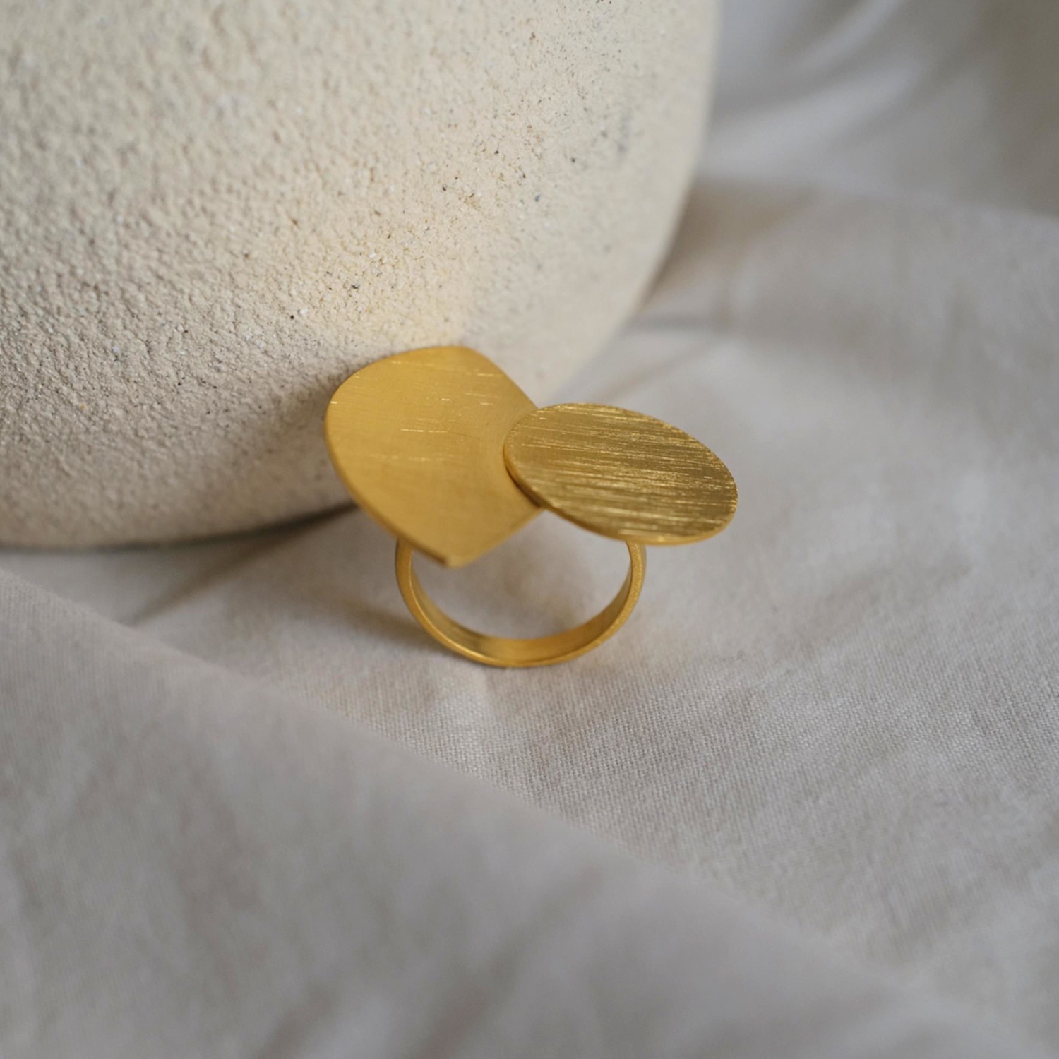Bracciale Embolic Joidart – Dorato, Design Di Cristina Julià, Gioiello Artigianale Mediterraneo