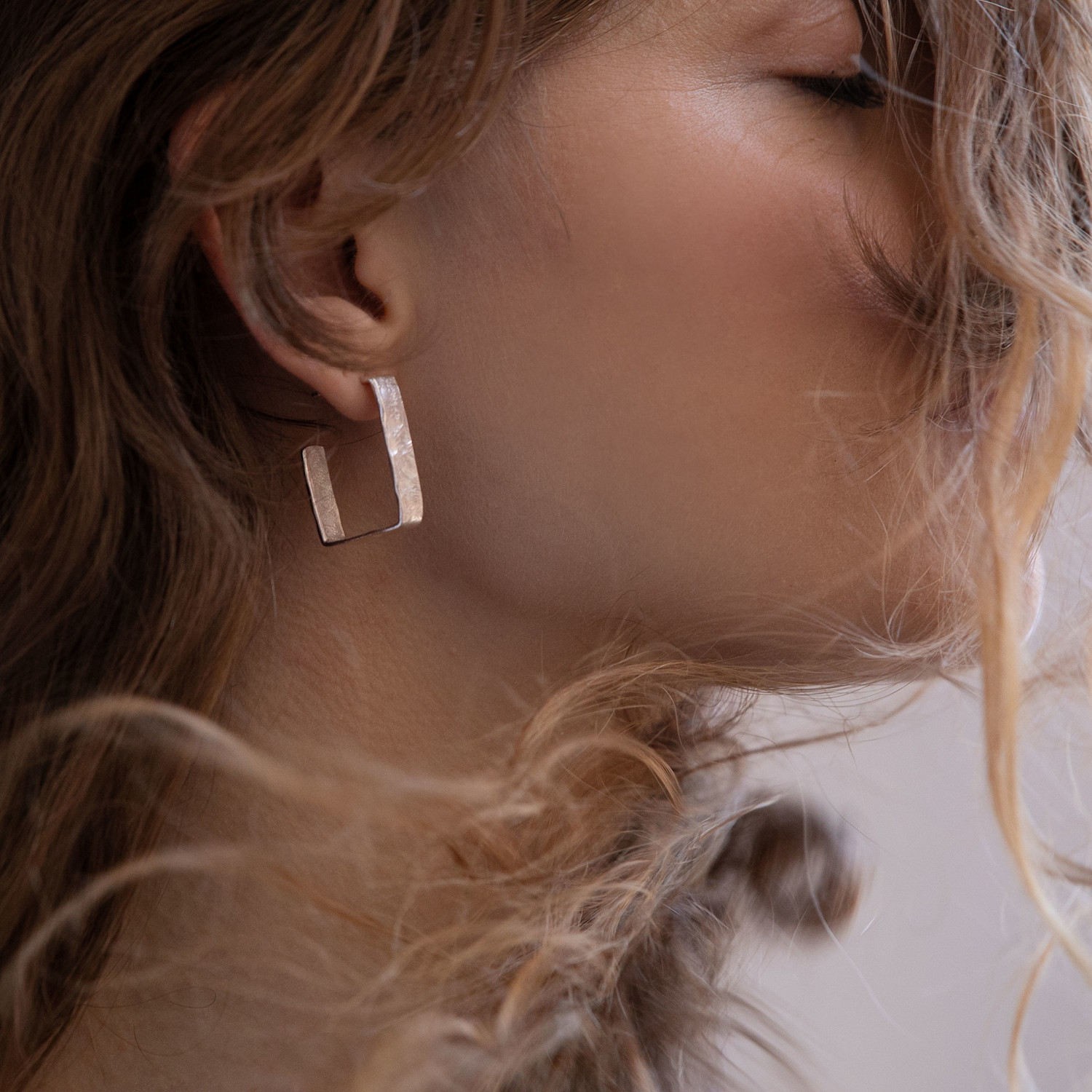 PENDIENTES ANCHOS GRANDES PLATEADOS LIGNIS 2