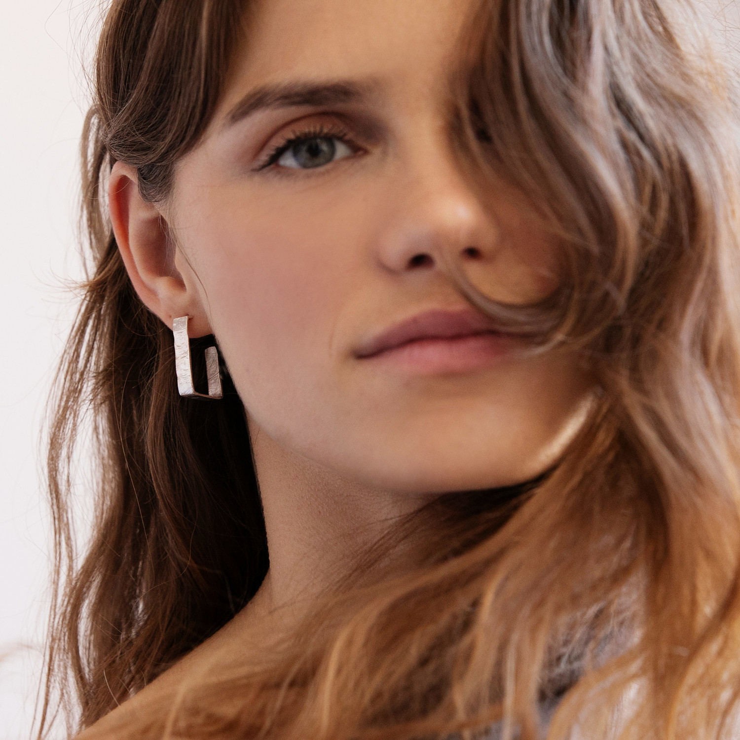 PENDIENTES ANCHOS GRANDES PLATEADOS LIGNIS 1