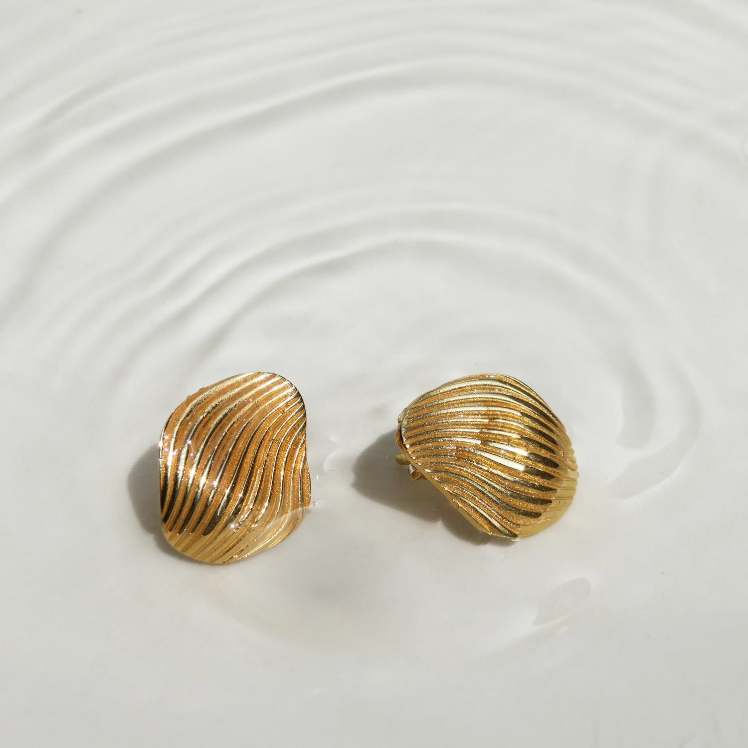PENDIENTES PEQUEÑOS DORADOS ONARIA