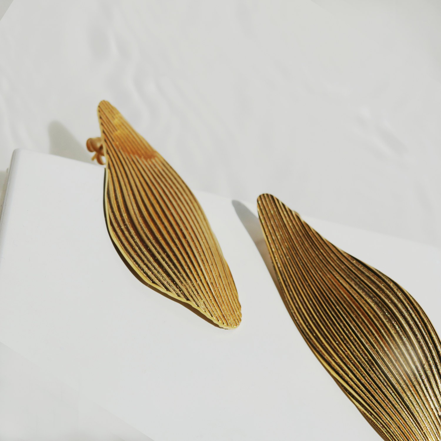 PENDIENTES DORADOS GRANDES ONARIA
