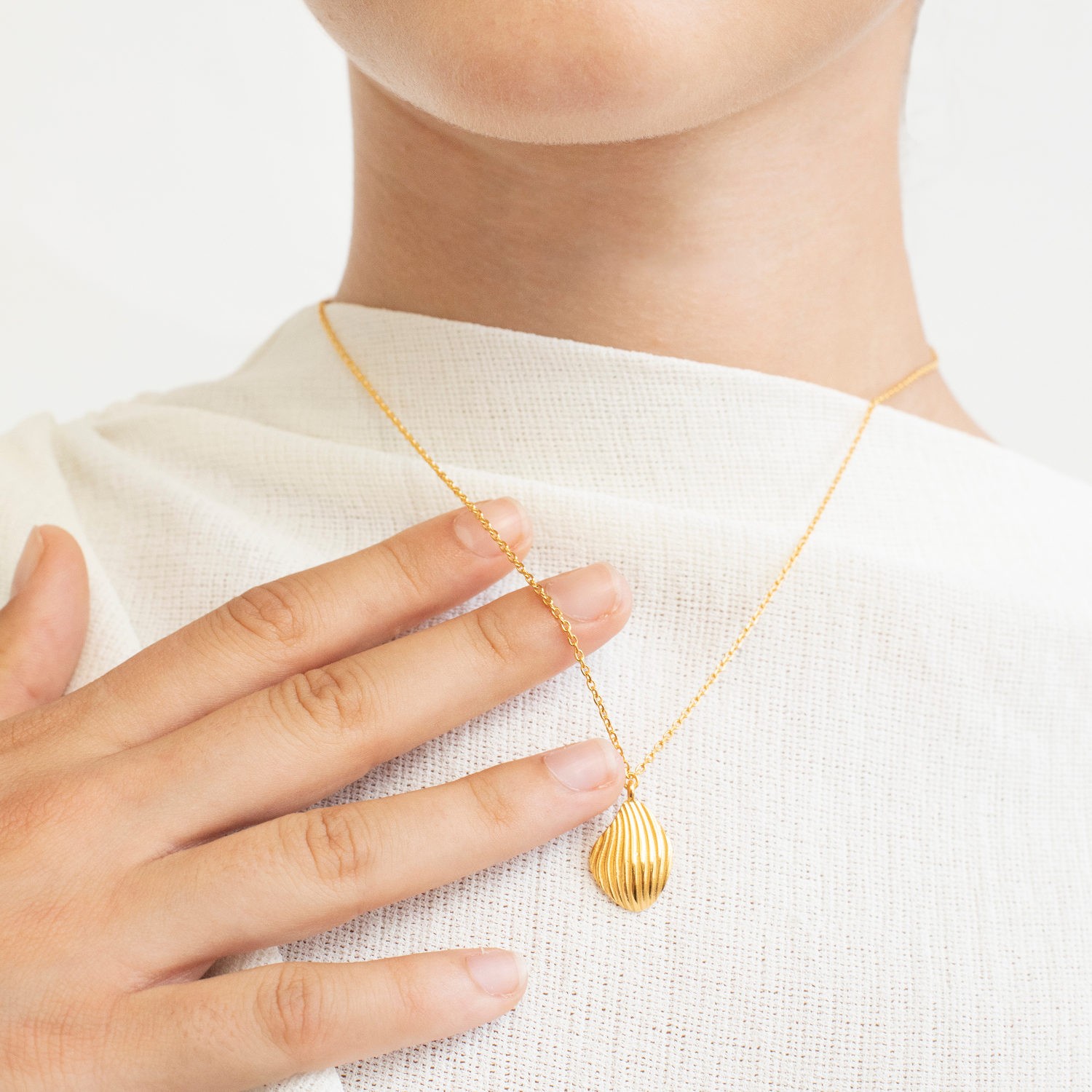 ONARIA SMALL GOLDEN NECKLACE
