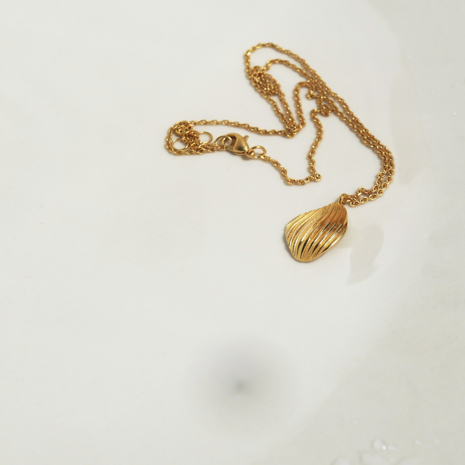 ONARIA SMALL GOLDEN NECKLACE