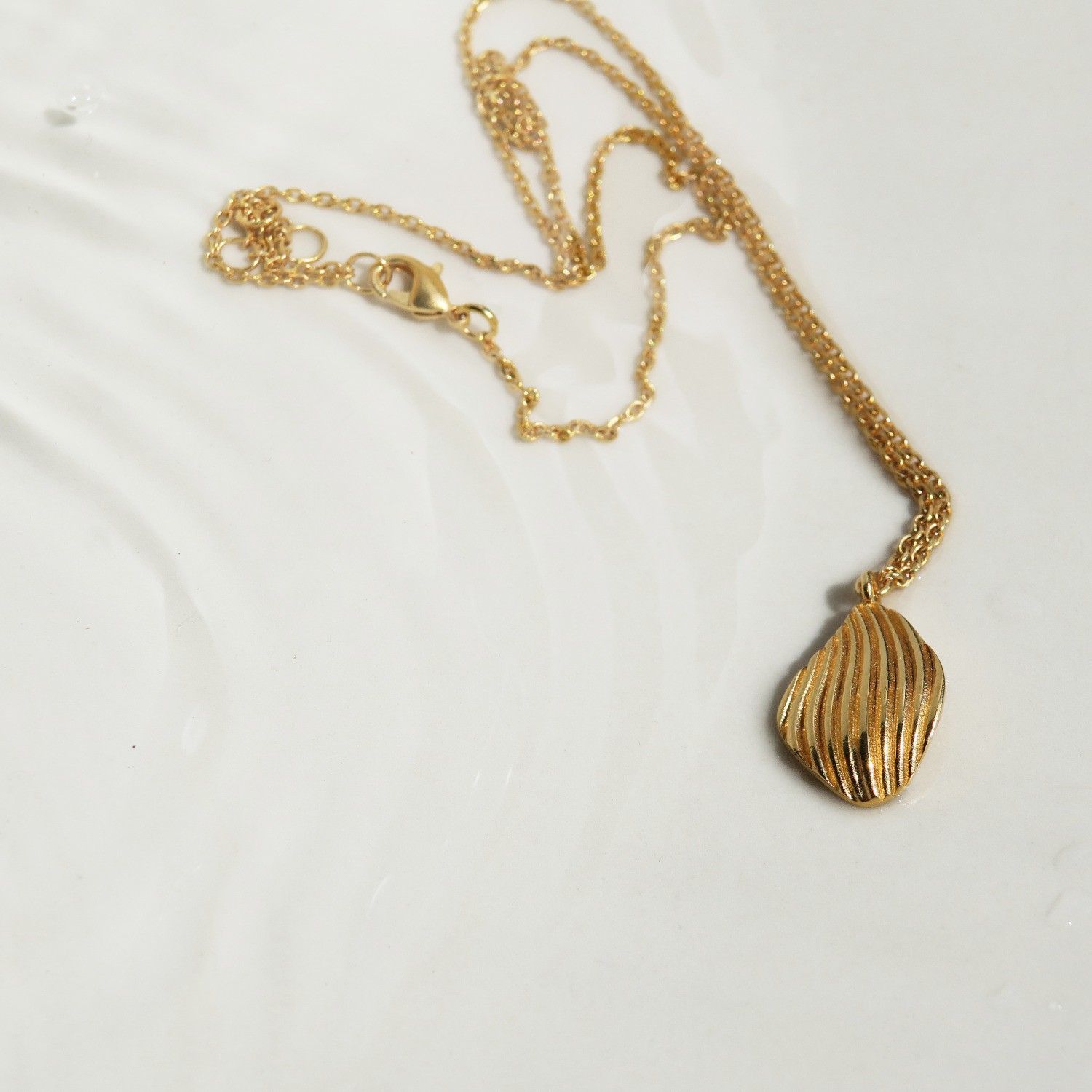 ONARIA SMALL GOLDEN NECKLACE