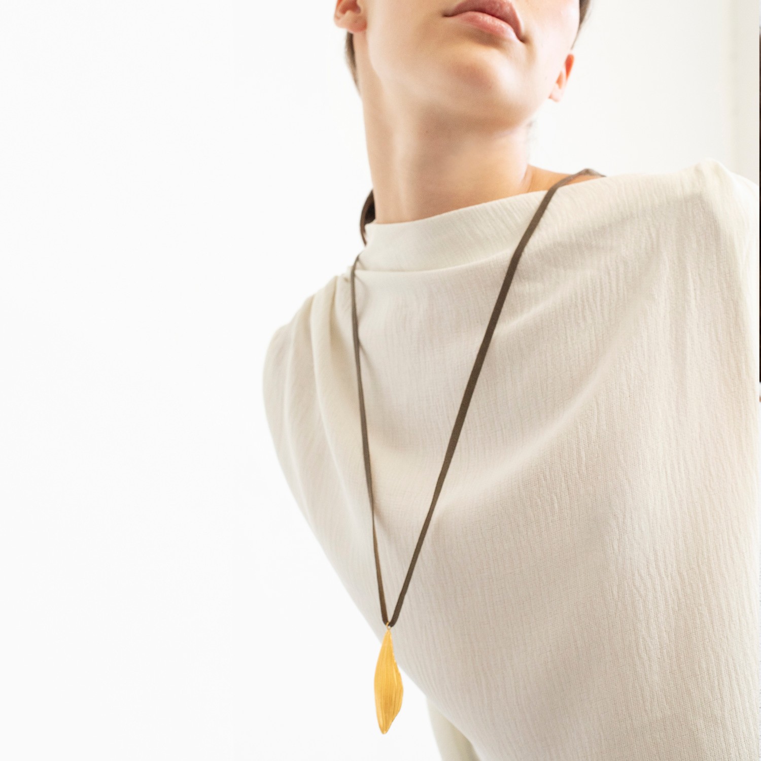 COLLAR DORADO CON CORDÓN ONARIA