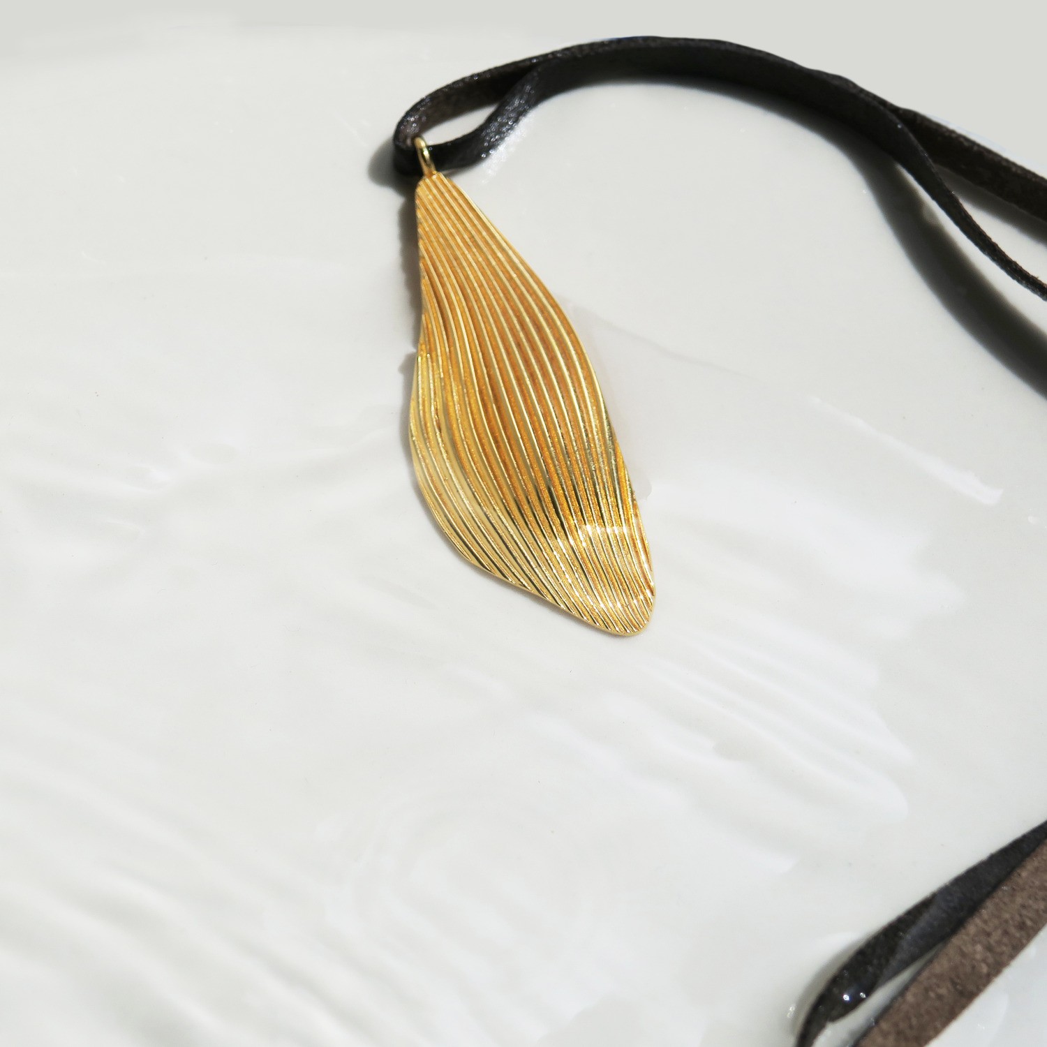 COLLAR DORADO CON CORDÓN ONARIA