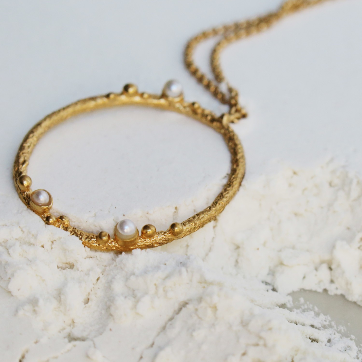 GOLDEN CIRCULAR NECKLACE GUSPIRA 4