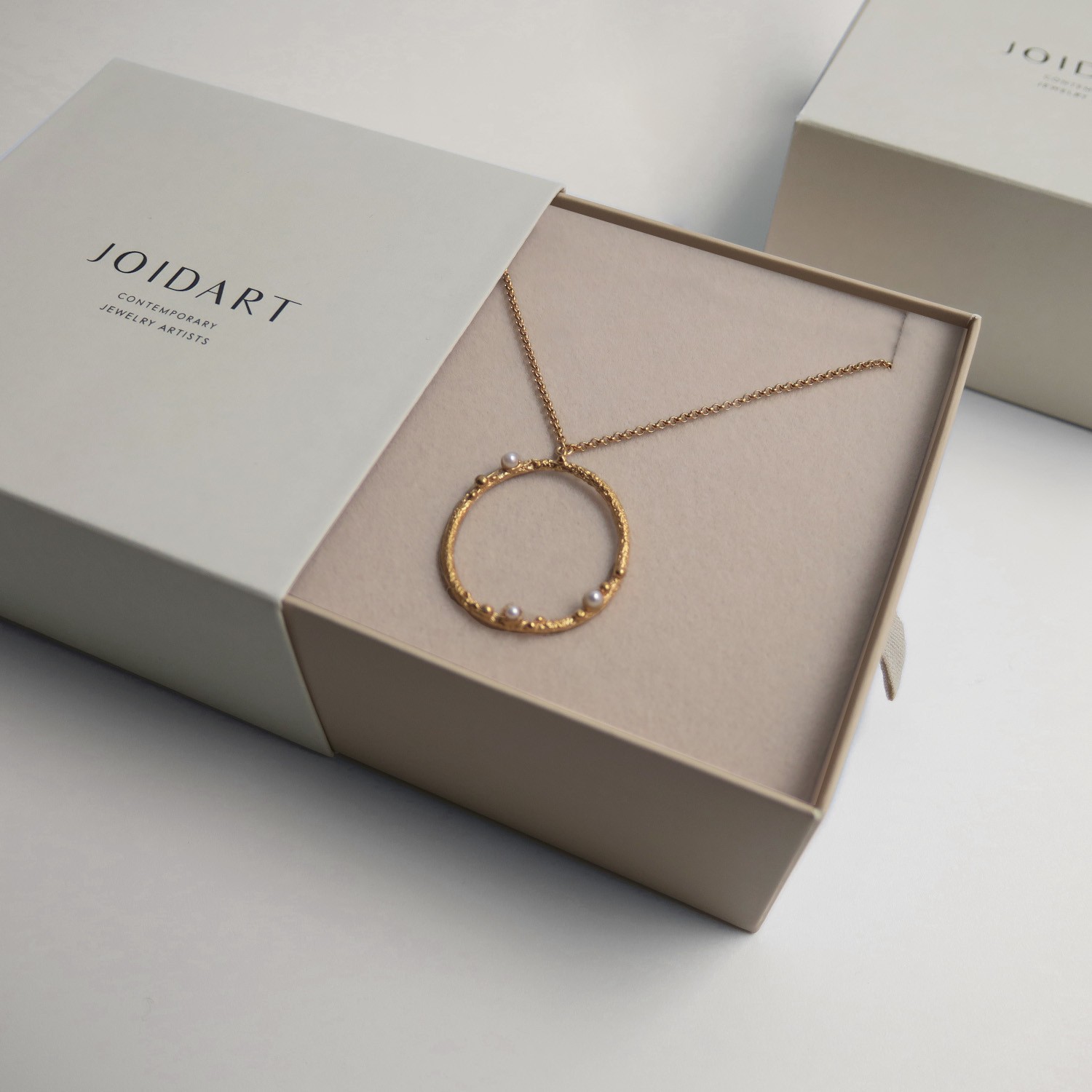 GOLDEN CIRCULAR NECKLACE GUSPIRA 5