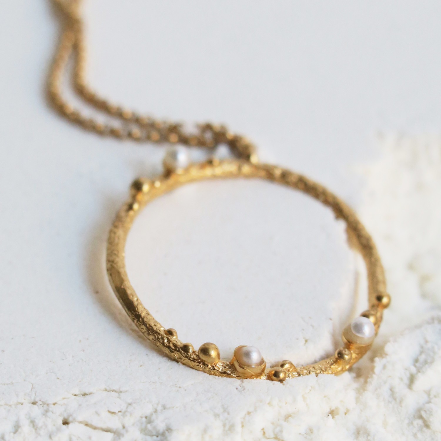 GOLDEN CIRCULAR NECKLACE GUSPIRA