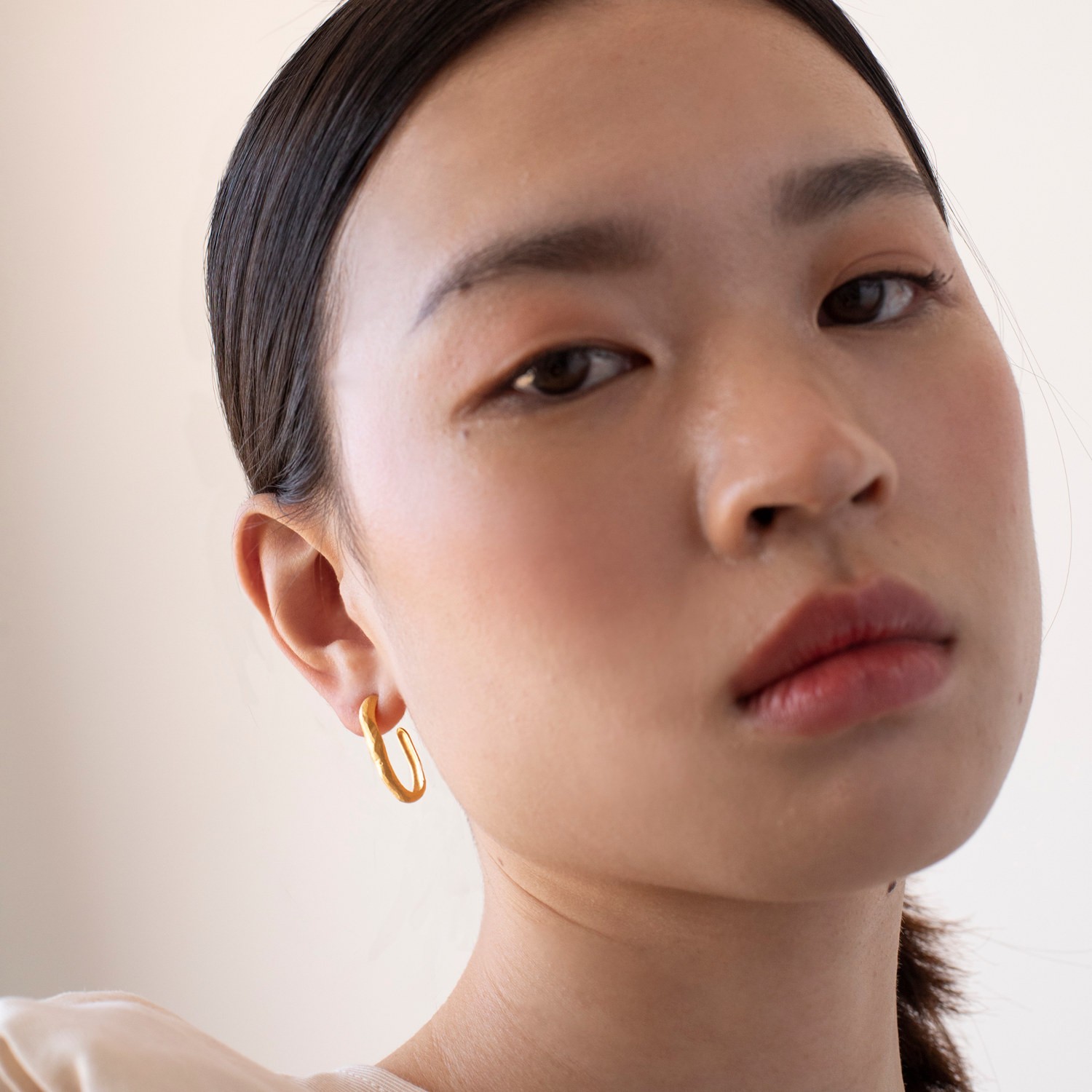 Boucles d'oreilles créoles dorées moyennes SAUMA | Joidart