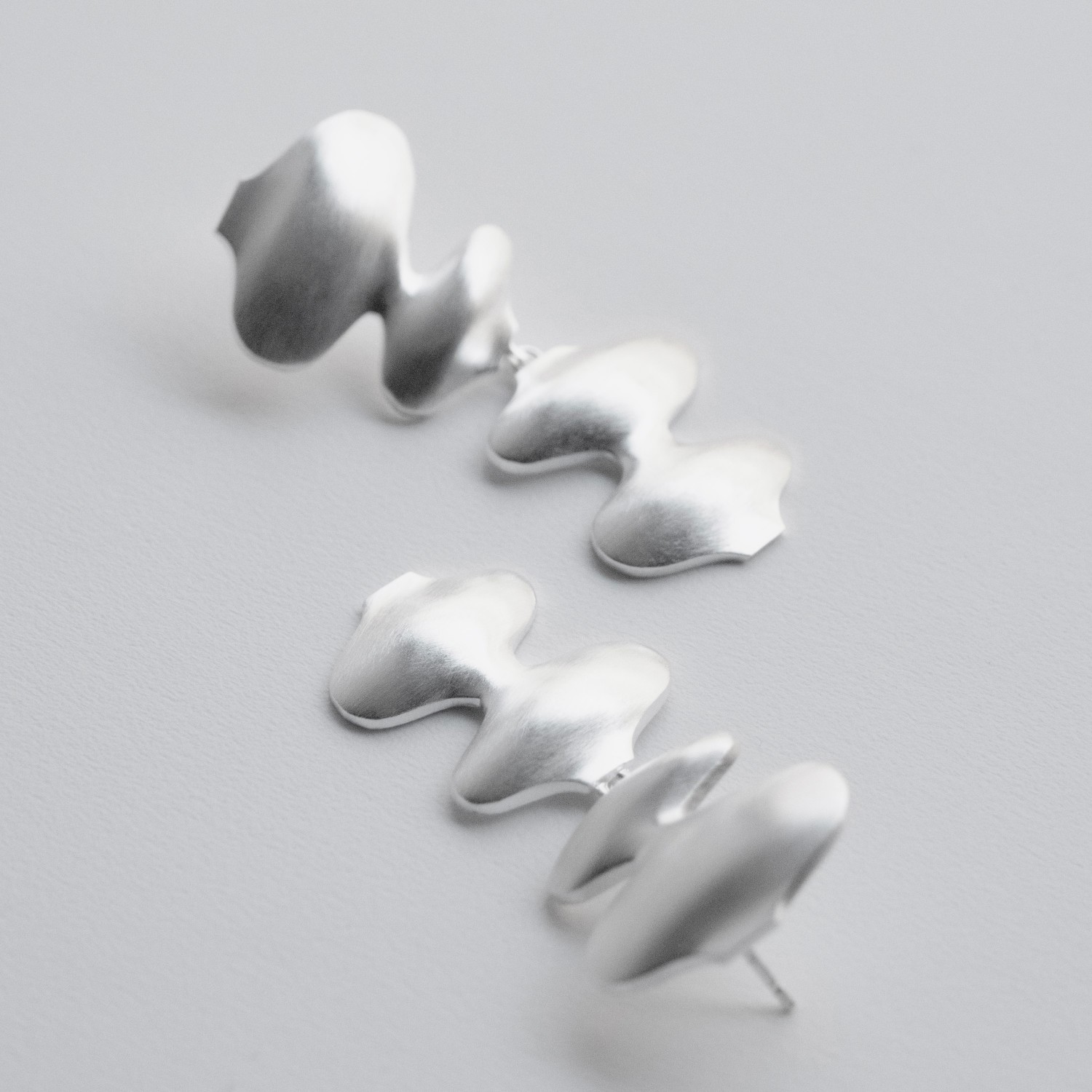 pendientes-largos-contempor-neos-plateados-sinuara-joidart