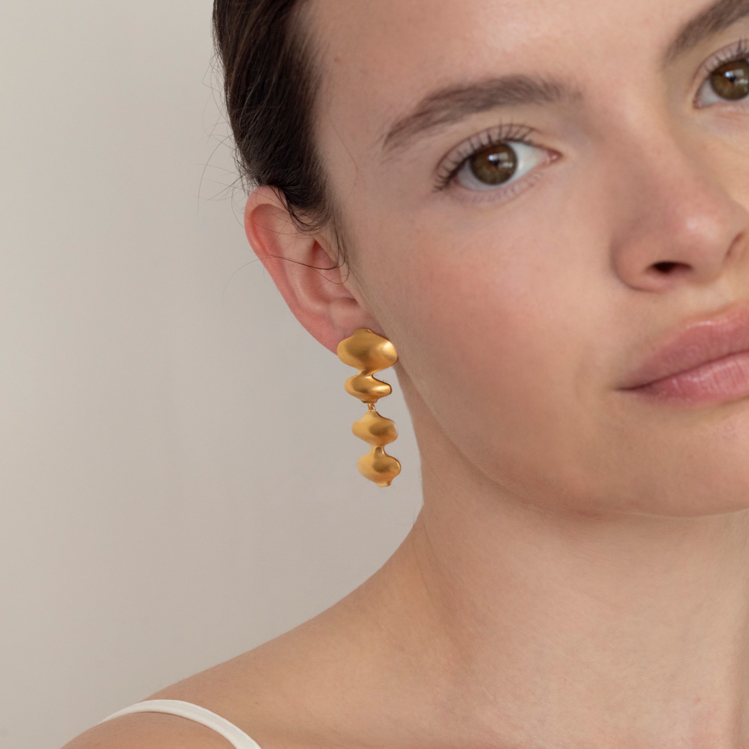 BOUCLES D'OREILLES LONGUES DORÉES SINUARA 1