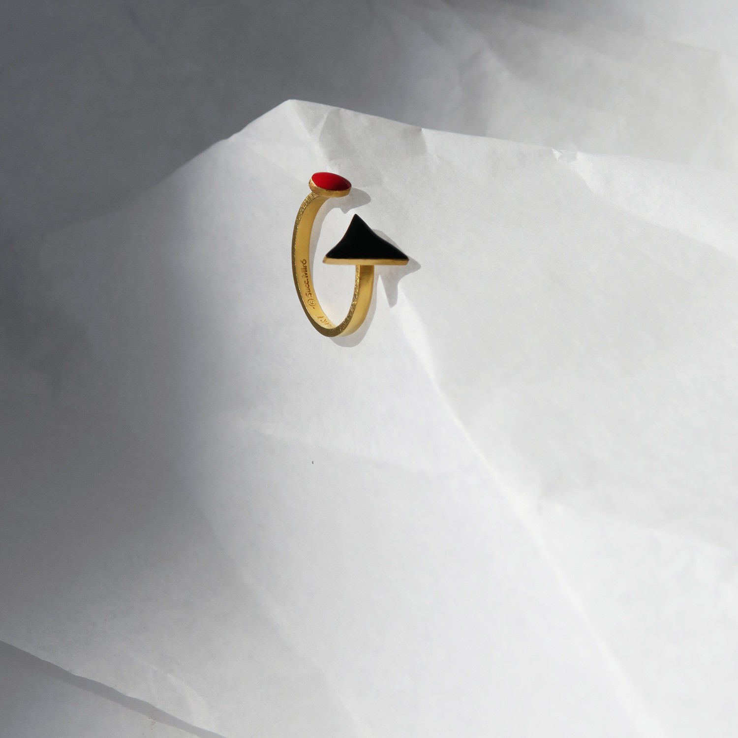 ANELL DAURAT MIRÓ JEWELRY TRIANGLE NEGRE