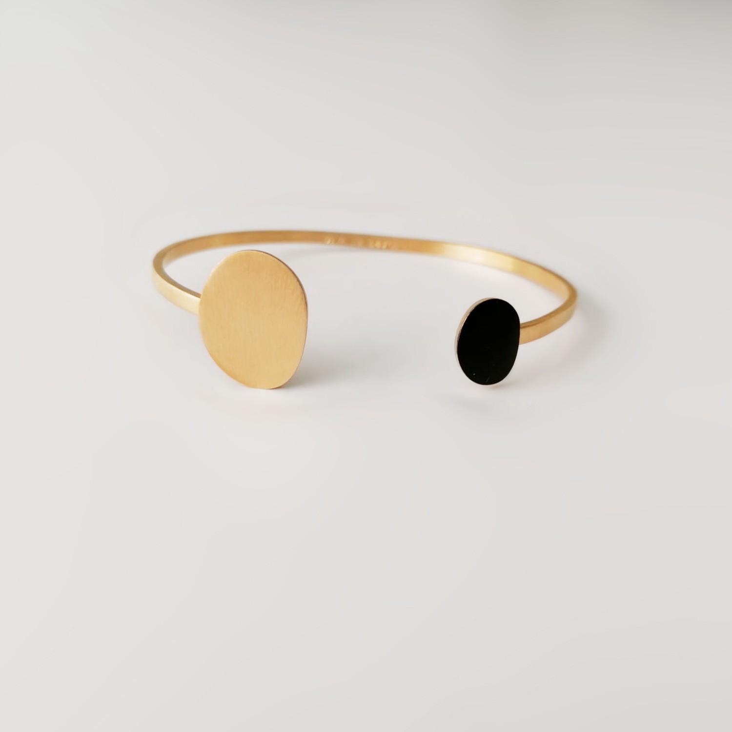 POLSERA DAURADA I NEGRA MIRÓ JEWELRY